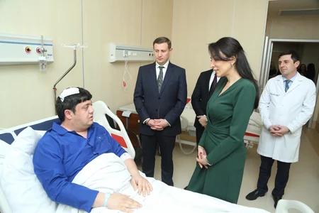 Омбудсмен Азербайджана навестила пострадавших при крушении самолета AZAL