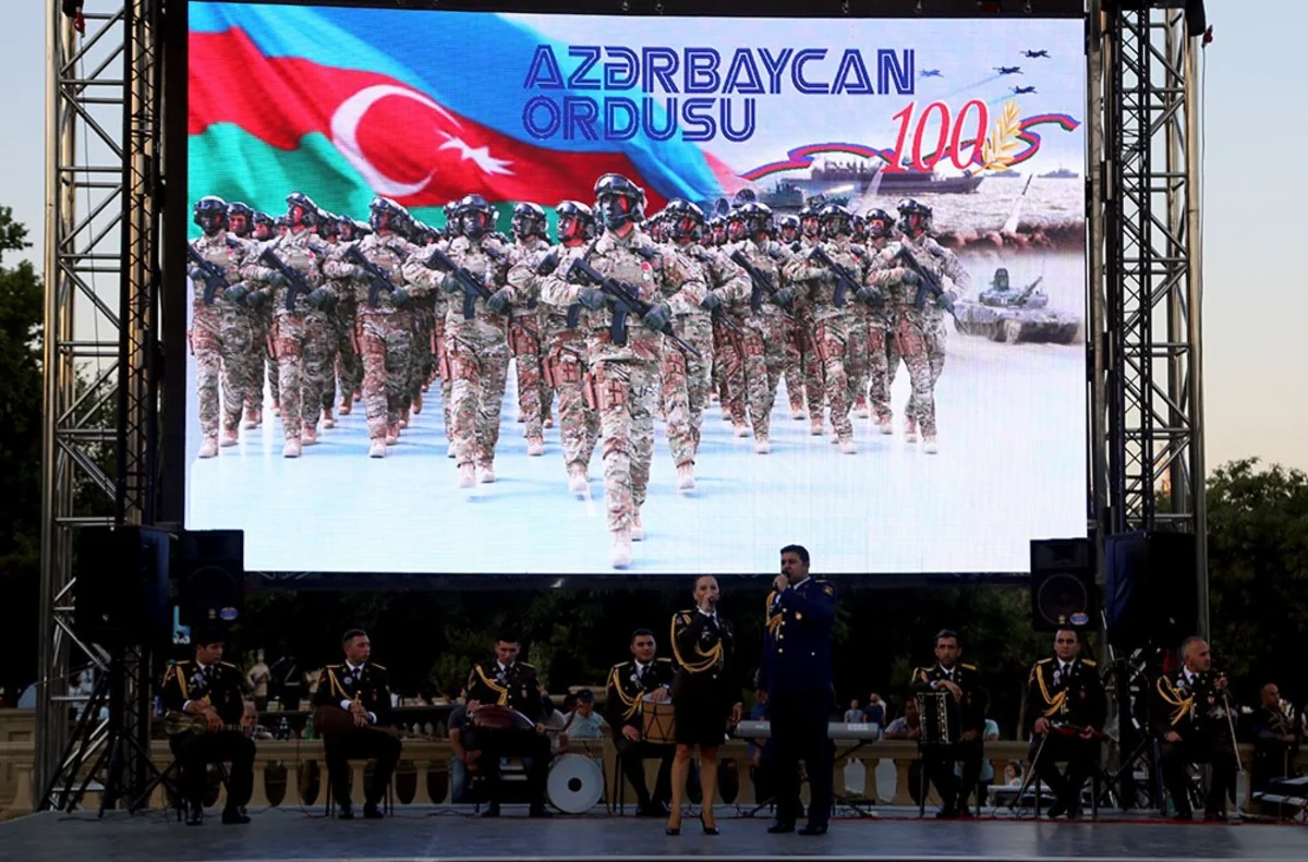Silahlı Qüvvələrin 100 illik yubileyi münasibətilə hərbi mahnılardan ibarət konsert keçirilib