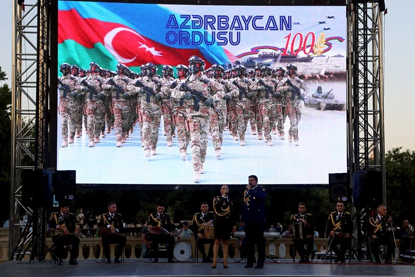 Silahlı Qüvvələrin 100 illik yubileyi münasibətilə hərbi mahnılardan ibarət konsert keçirilib