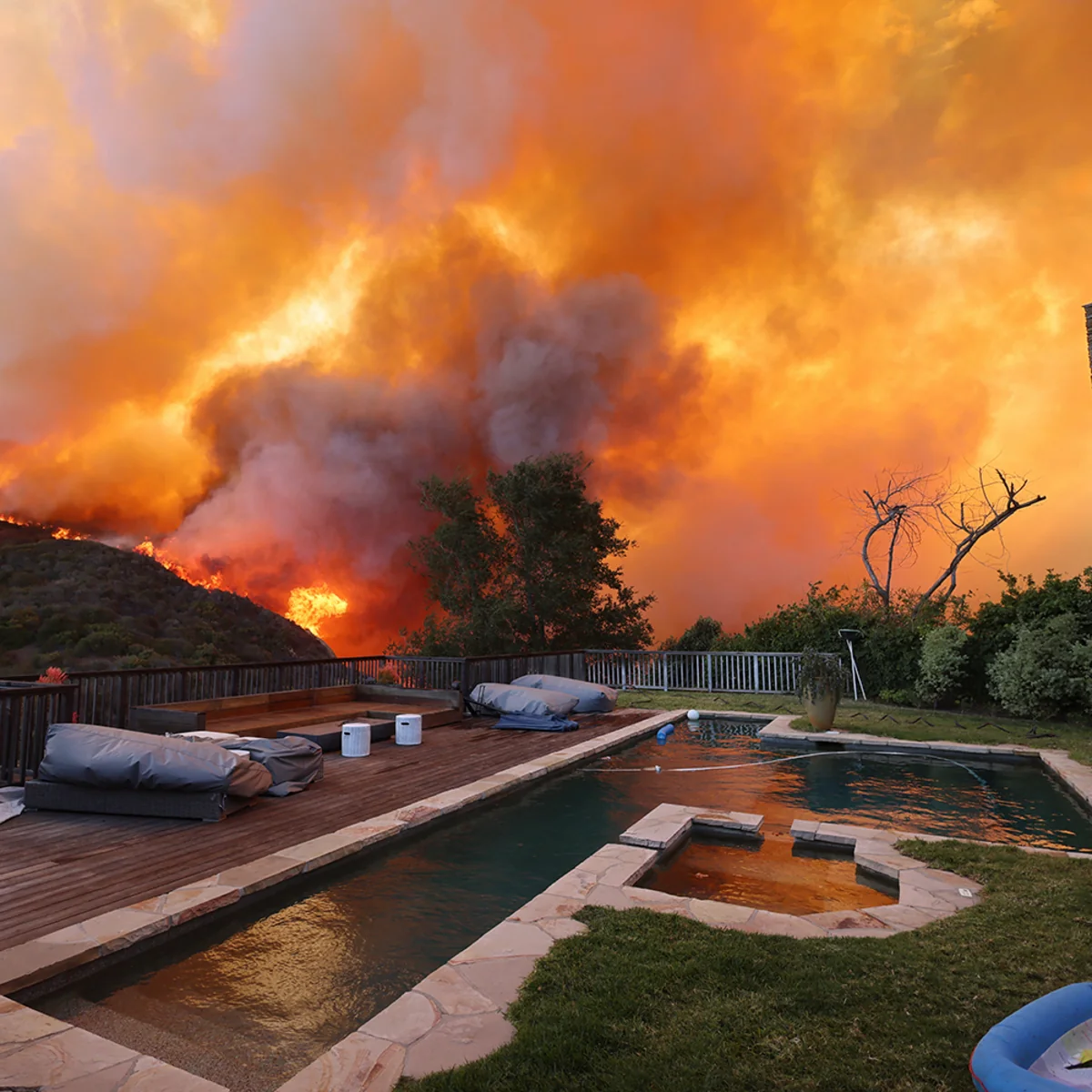 Wildfire tears through affluent suburbs of north Los Angeles