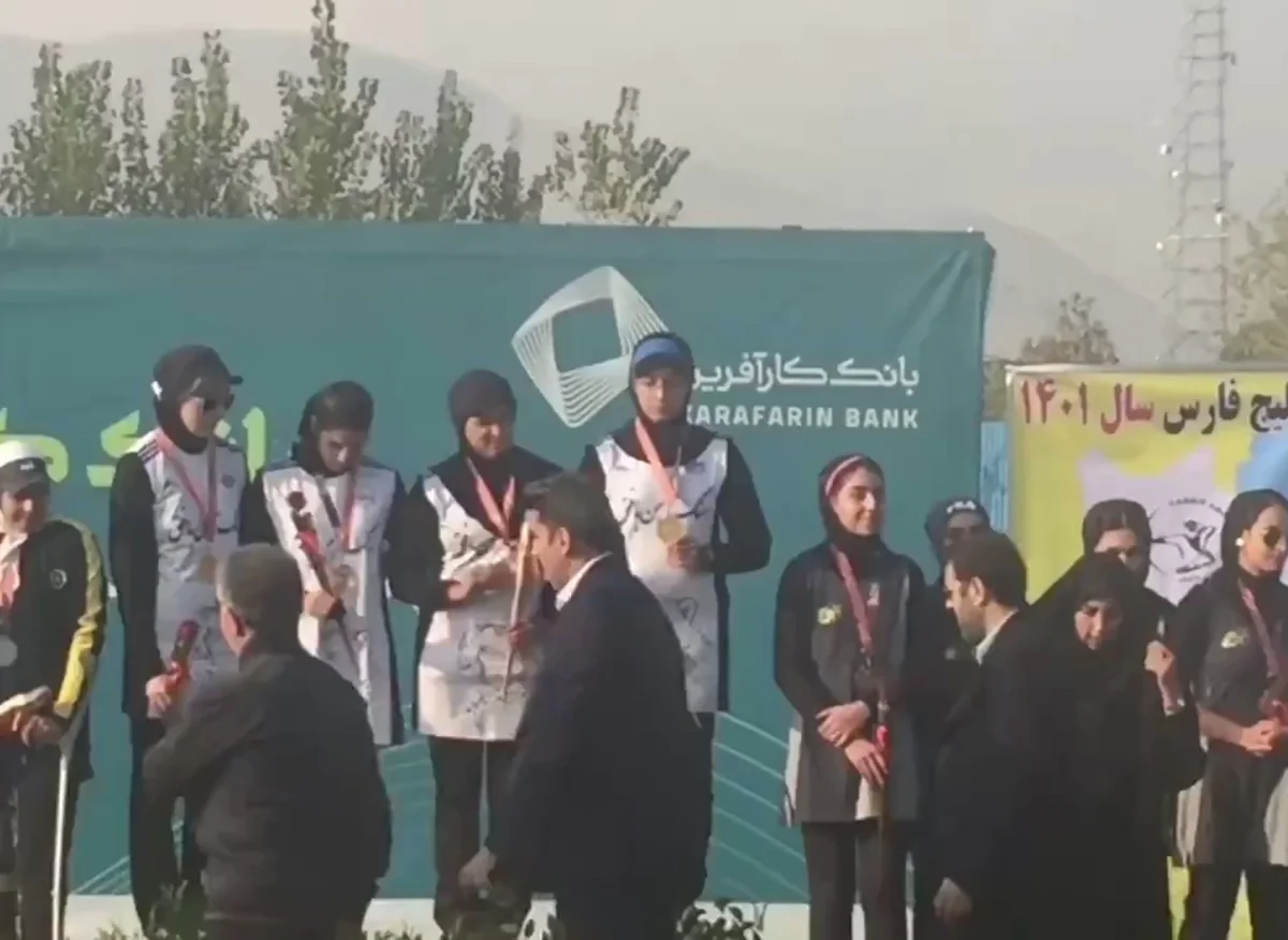 İran millisinin üzvü idman rəsmilərinin qarşısında çarşabını çıxarıb