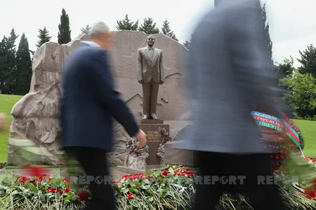 Azerbaijani people commemorate National Leader Heydar Aliyev