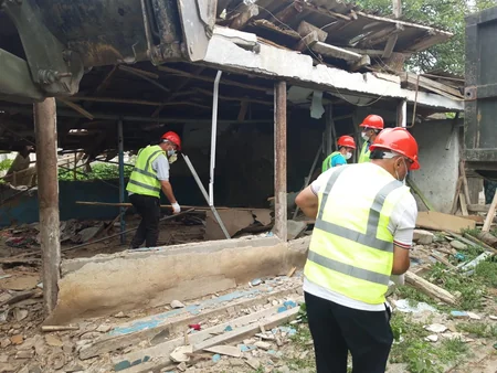Tovuzda qəzalı vəziyyətə düşən evlərin söküntüsünə başlanılıb