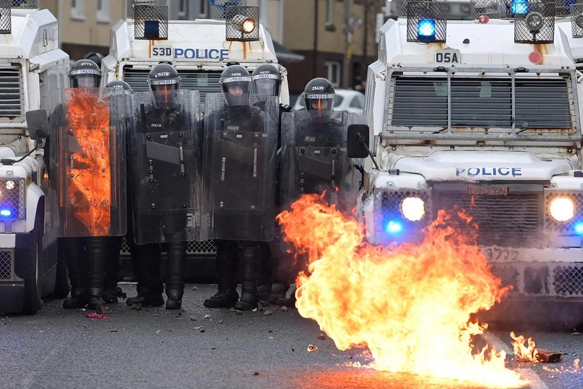 Şimali İrlandiyada qarışıqlıqlar zamanı 14 polis əməkdaşı xəsarət alıb