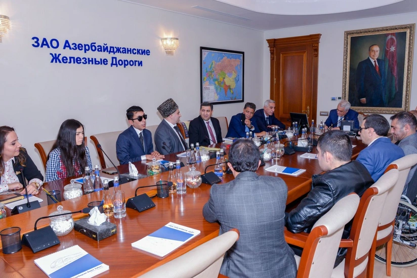 Cavid Qurbanov fiziki məhdudiyyətli istedadlı şəxslərlə görüşüb