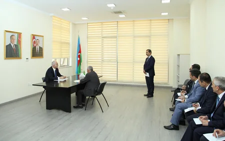 İqtisadiyyat naziri Naftalanda vətəndaşları qəbul edib