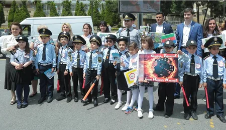 Bakıda uşaqlar yol polisini əvəz edib