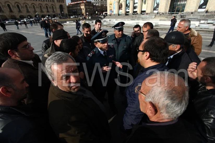 Таксисты провели акцию протеста у здания правительства Армении
