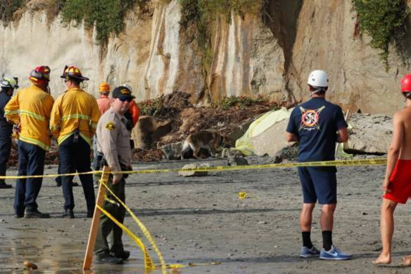 ABŞ-da çimərlikdə qayanın uçması nəticəsində üç nəfər ölüb, biri yaralanıb