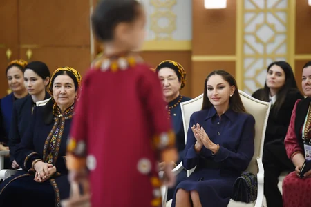 Mehriban Əliyeva Türkmənbaşı şəhərində təsviri və dekorativ sənət əsərlərindən ibarət sərgilərlə tanış olub