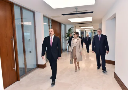Prezident İlham Əliyev “Bakı Ağ Şəhər”in inşası başa çatan ofis binası ilə tanış olub