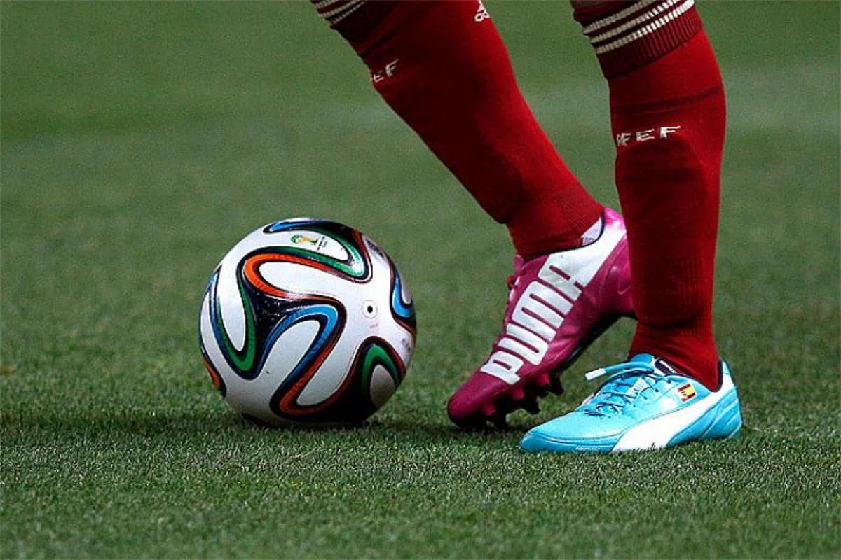 Mançester Siti futbolçulara rəngli butsular geyinməyi qadağan edib