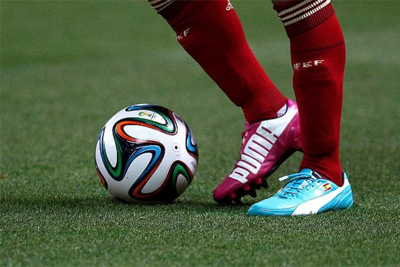 Mançester Siti futbolçulara rəngli butsular geyinməyi qadağan edib