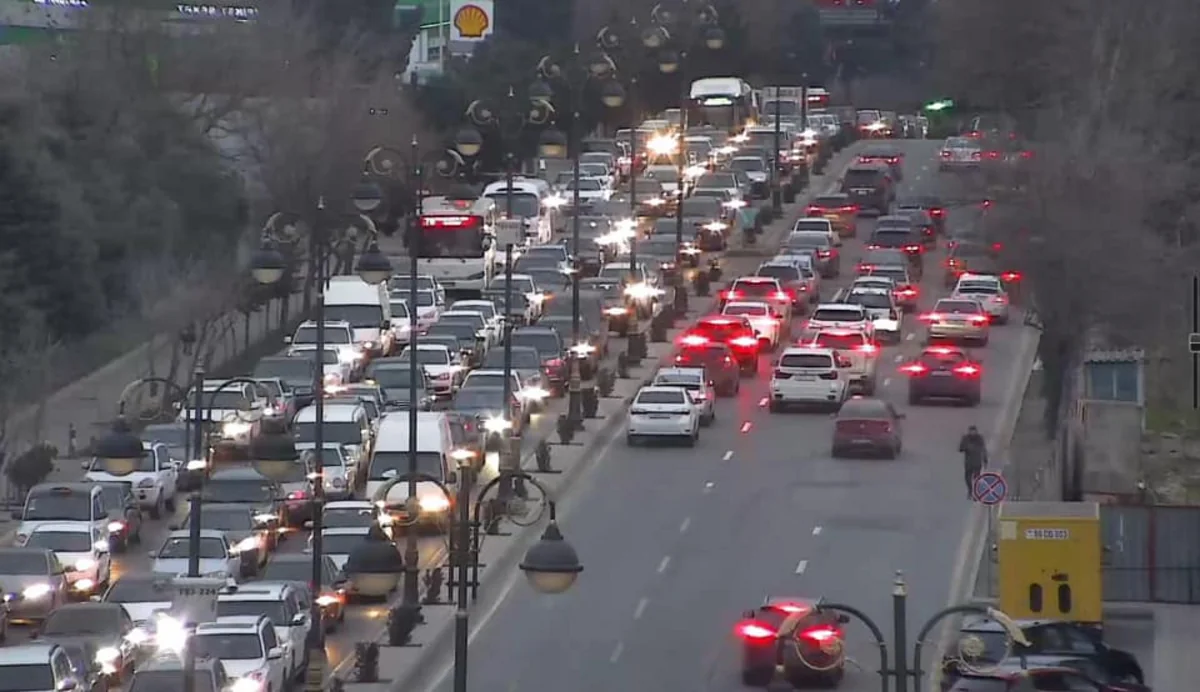 Bakının 15 küçə və prospektində sıxlıq müşahidə olunur