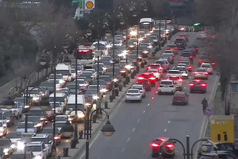 Bakının 15 küçə və prospektində sıxlıq müşahidə olunur
