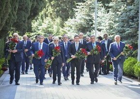 Коллектив AZAL посетил Аллею почетного захоронения
