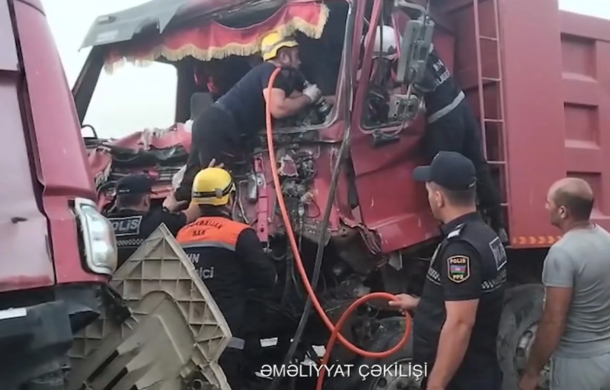 Balaxanıda ağır qəza baş verib, sürücülər sıxılı vəziyyətdə qalıb