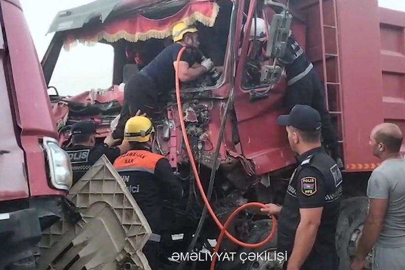 Balaxanıda ağır qəza baş verib, sürücülər sıxılı vəziyyətdə qalıb