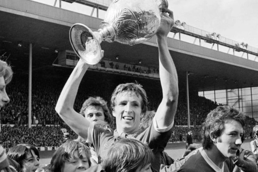 Liverpul və Çelsi klublarının sabiq müdafiəçisi vəfat edib