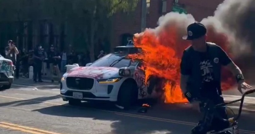 В Лос-Анджелесе во время протестов пострадали двое полицейских