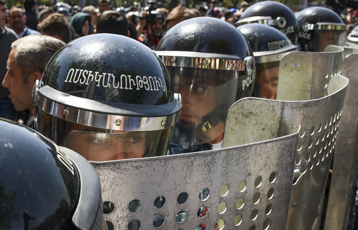 В центре Еревана полиция задерживает десятки оппозиционеров