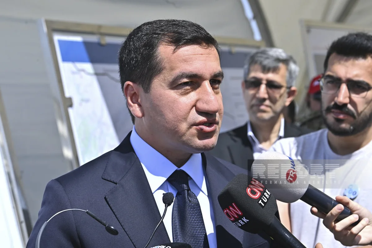 Hikmət Hacıyev: “Qarabağın erməni sakinlərinin hər hansı təchizata ehtiyacı olsa, Ağdam-Xankəndi yolu işləkdir”