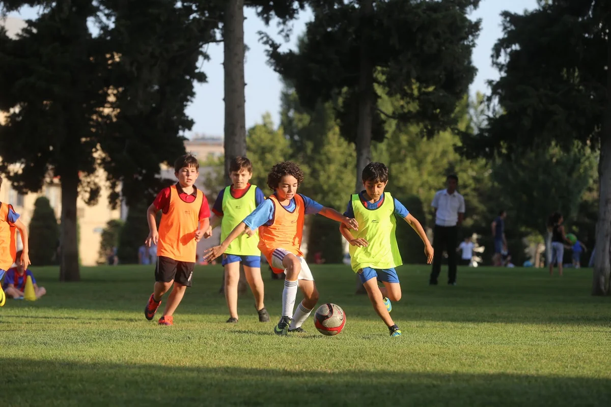 Heydər Əliyev Mərkəzinin parkında uşaqlar arasında futbol turniri olub