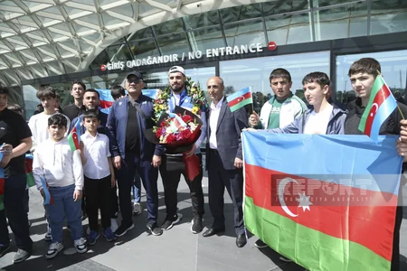 Dünya Kubokunda üç gümüş medal qazanan Azərbaycan ağırlıqqaldıranı Vətənə qayıdıb