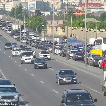 Bakının bir sıra yollarında tıxac yaranıb - SİYAHI