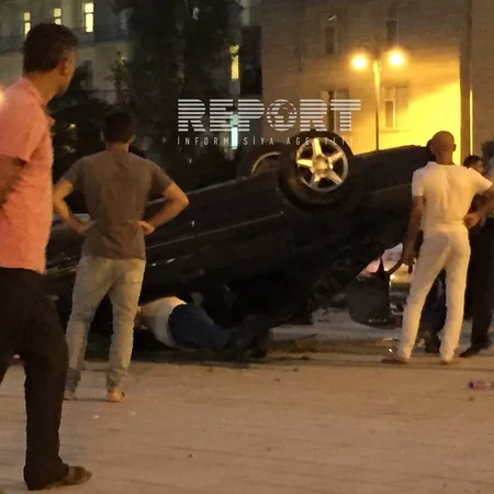 Xətai rayonunda Mercedes markalı avtomobil aşıb - FOTO