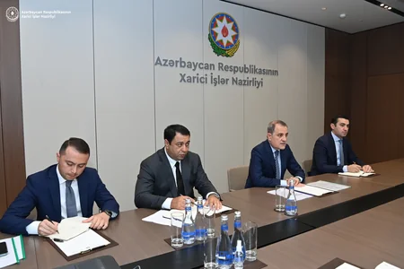 Pakistani ambassador presents copy of his credentials to Azerbaijani FM
