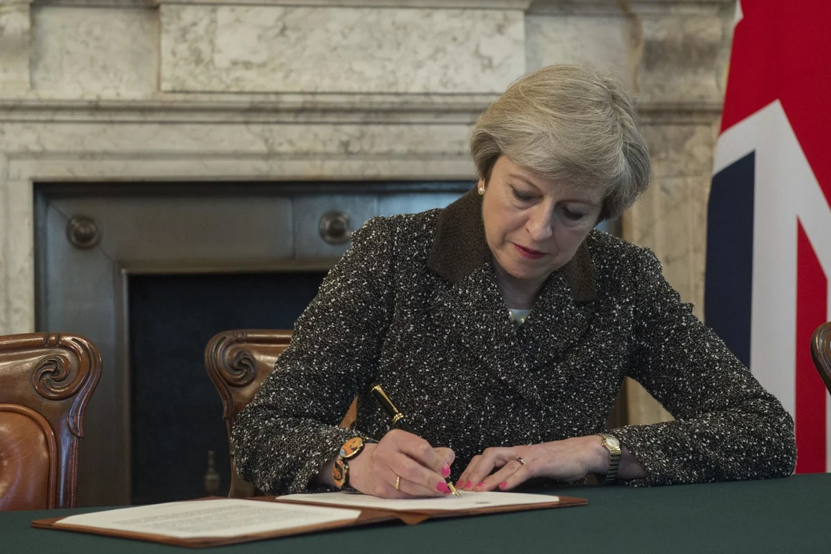 Мэй пригрозила уволить Джонсона, если он попробует подорвать сделку по Brexit