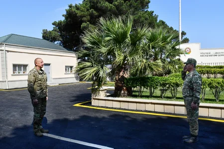 İlham Əliyev MN-in komando hərbi hissələrinin birində yaradılan şəraitlə tanış olub, hərbi hissəyə Döyüş bayrağını təqdim edib