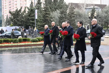 Dövlət və hökumət rəsmiləri Xocalı soyqırımı abidəsini ziyarət ediblər