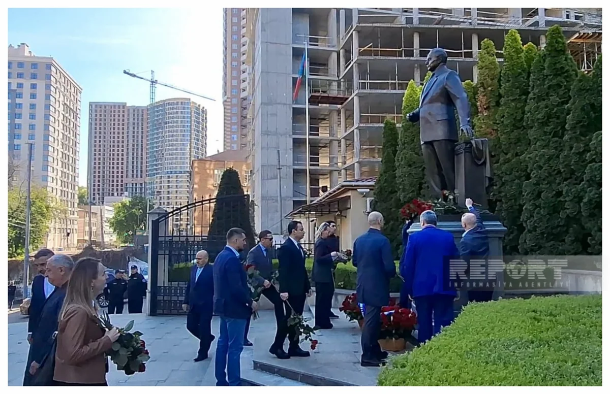 Heydar Aliyev's monument visited in Kyiv