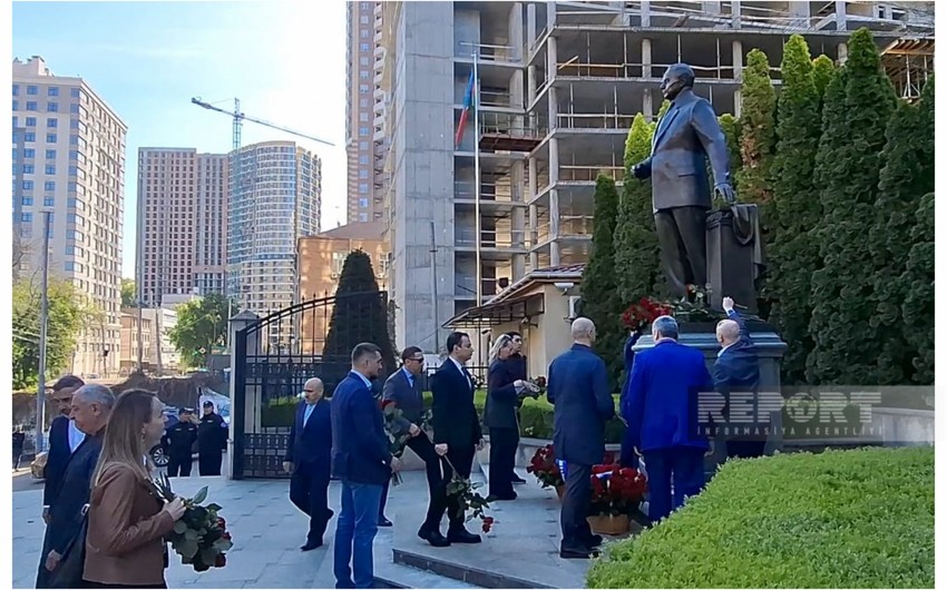 Heydar Aliyev's monument visited in Kyiv
