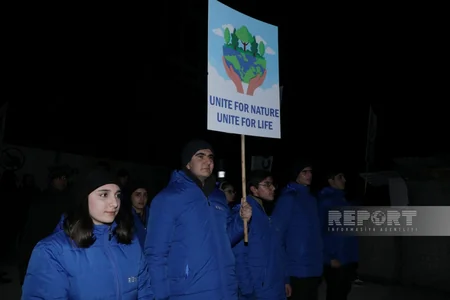 Участники акции протеста на дороге Ханкенди-Лачын исполняют патриотические песни