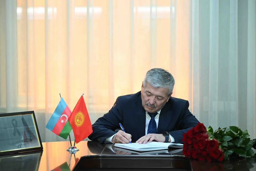 Премьер Кыргызстана оставил запись в книге соболезнований в посольстве Азербайджана