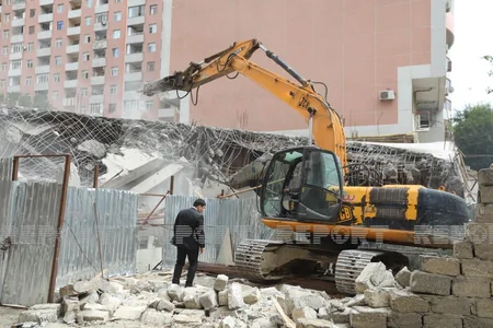 В Баку сносится незаконное многоэтажное здание