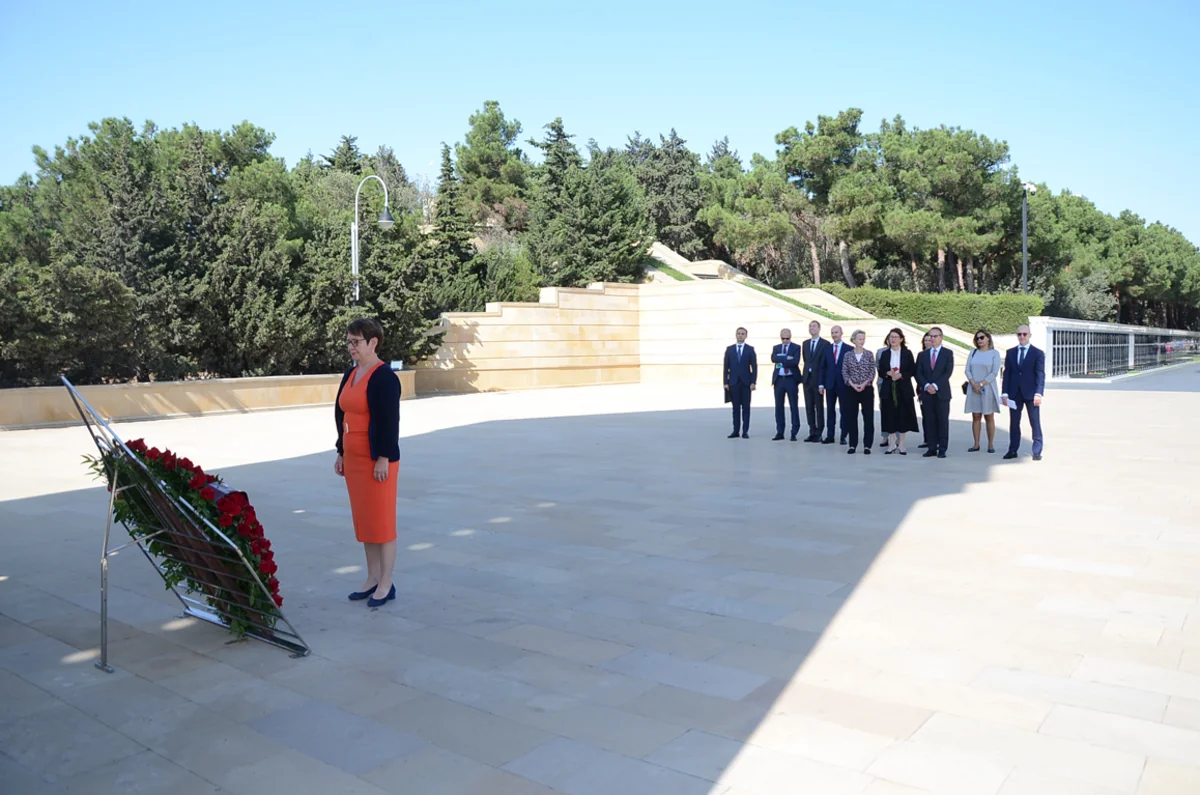 EBRD President visits Alley of Martyrs