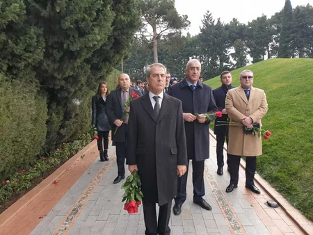 Nizami Gəncəvi Beynəlxalq Mərkəzinin kollektivi ulu öndərin məzarını ziyarət edib