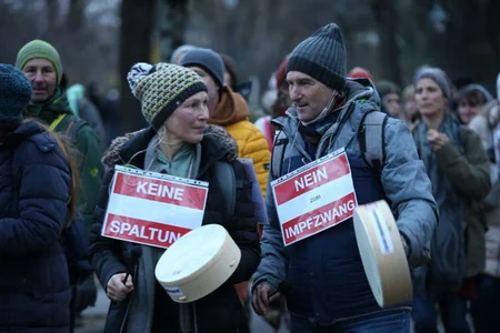 В Австрии десятки тыс. человек протестовали против антиковидных мер