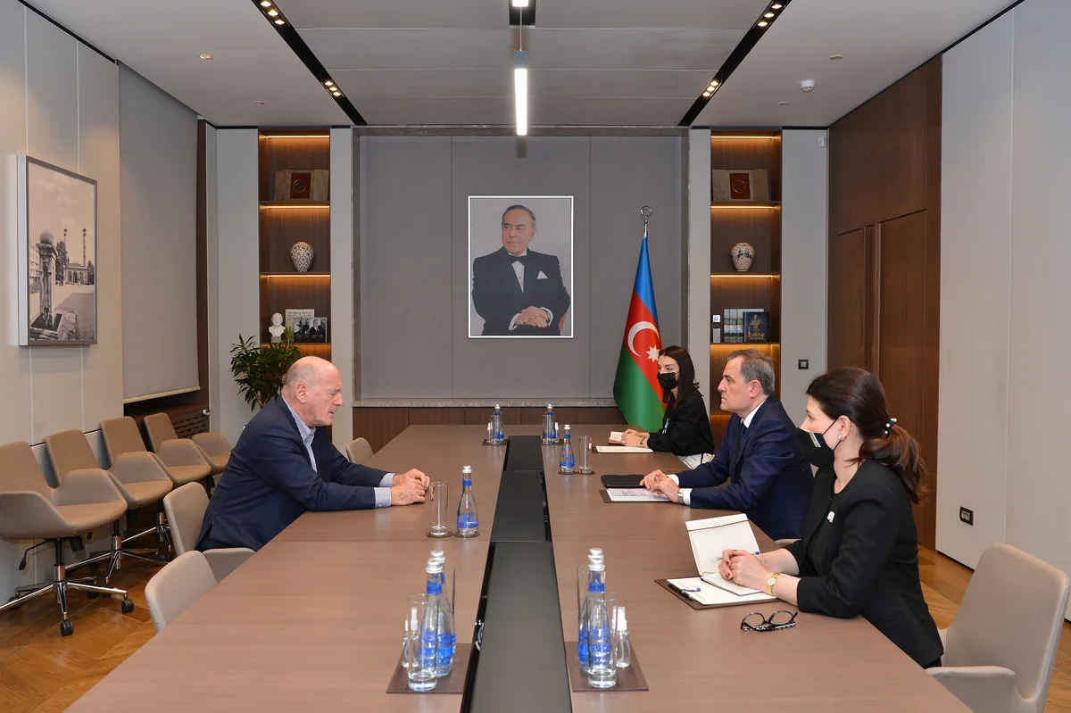 Jeyhun Bayramov meets Le Figaro columnist Renaud Girard