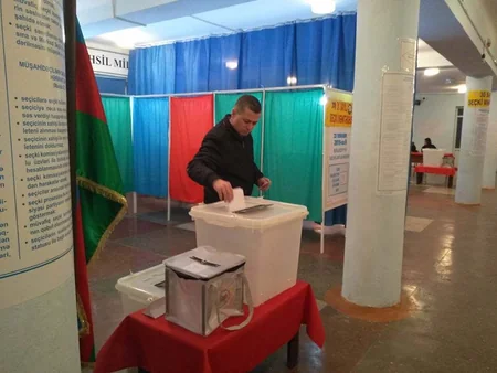 42 saylı Sumqayıt ikinci seçki dairəsinin 31 saylı seçki məntəqəsində bir neçə nəfər səs verib