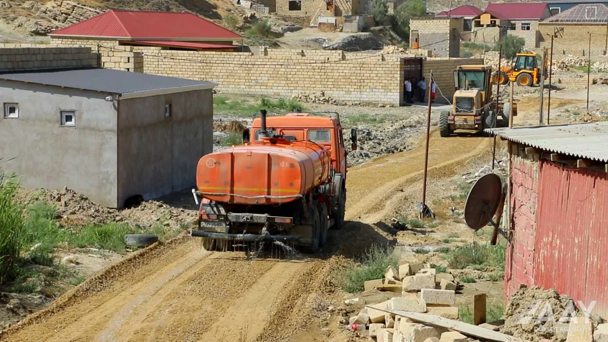 Bakının Binəqədi qəsəbəsində uzunluğu 800 metr olan yol təmir edilir