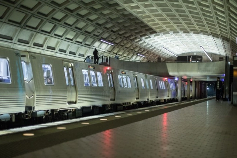 В столице США поезд  в метро сошел с рельсов - ВИДЕО