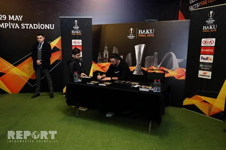 Мирабдулла Аббасов раздал автографы в Музее истории Лиги Европы