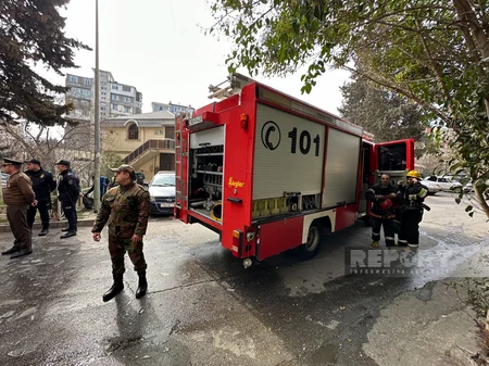 Bakıda yaşayış binasında yanğın olub, 6 nəfər təxliyə edilib - VİDEO - YENİLƏNİB-2