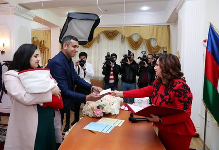 Azərbaycanın 10 milyonuncu sakininin doğum haqqında şəhadətnaməsi onun valideynlərinə təqdim olunub
