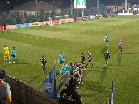 Zirə - Qarabağ oyununda futbolçular arasında insident olub